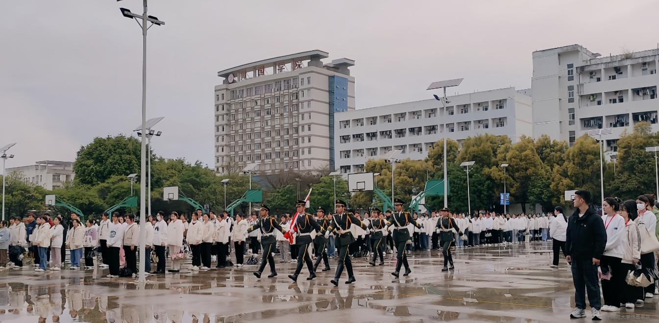 中文系举行“学雷锋精神”主题升旗仪式