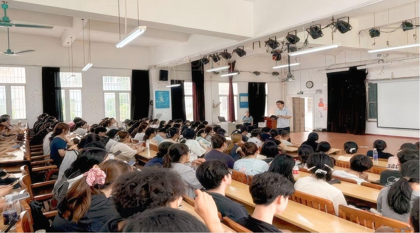 艺术系召开2025级新生入学教育