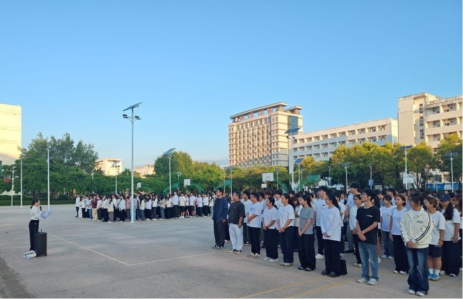 艺术系举行“丹青忆峥嵘，艺心敬先烈”主题升旗仪式