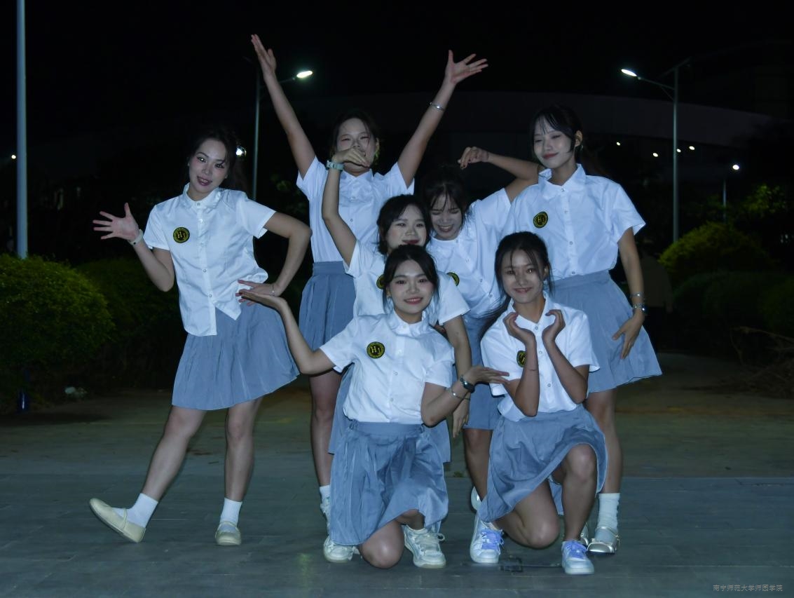 教育系举办2025级新生“欢乐广场秀”活动