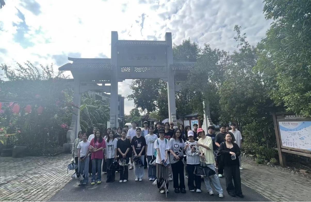 艺术系组织2023级环境设计专业学生赴南宁扬美古镇开展《建筑及环境设计调研》课程实践