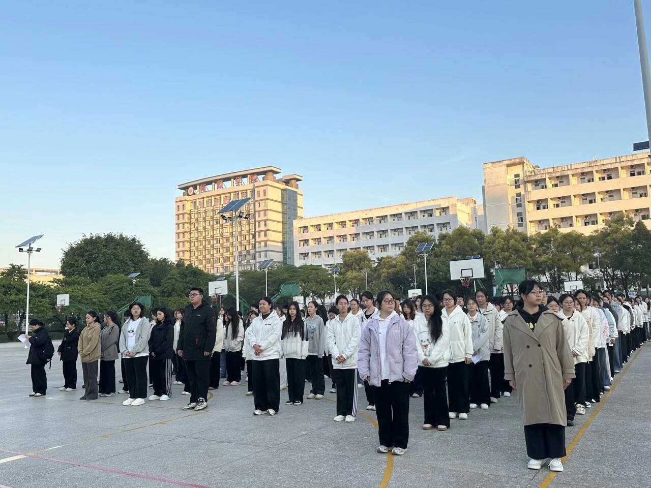 经管系举行“走好新征程 奋进建新功”主题升旗仪式