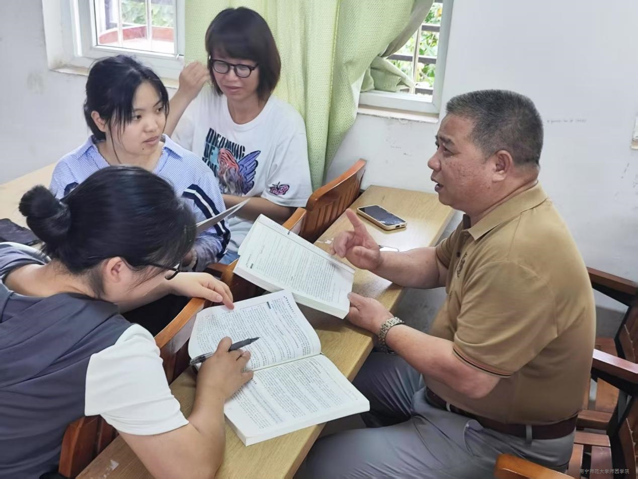 理工系地理教研室召开“课堂互动技巧，名师来指导”主题教学研讨会