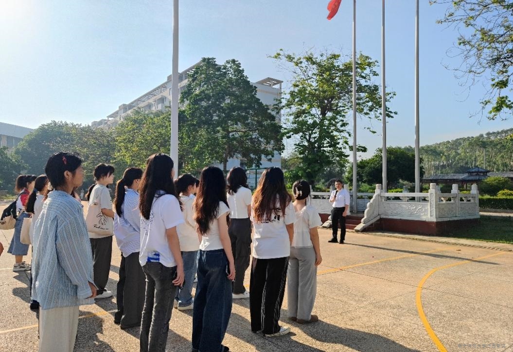 外语系顺利举行“落实绿色低碳行动 共建美丽校园”主题升旗仪式