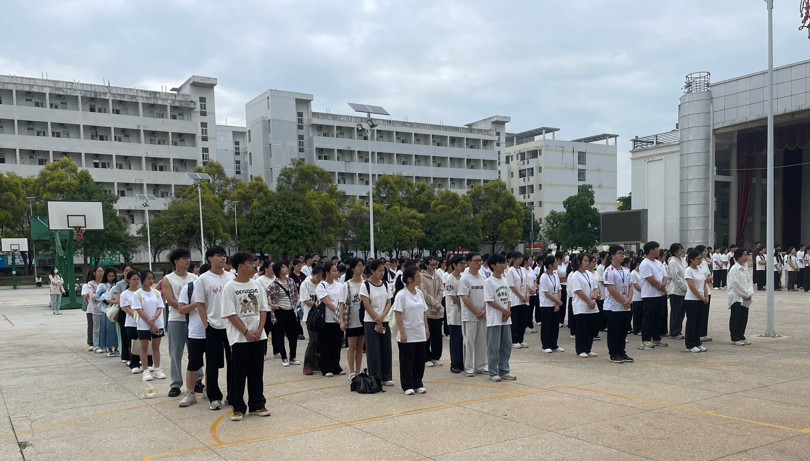 中文系举办“强国复兴有我 青春誓言铿锵”主题升旗仪式