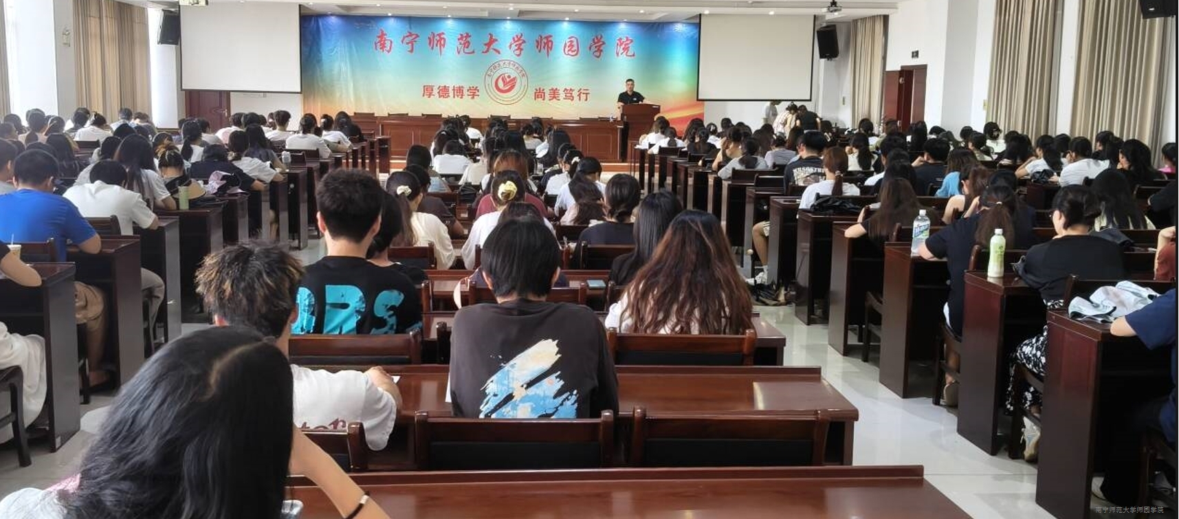 外语系召开2022级本科毕业论文指导动员大会