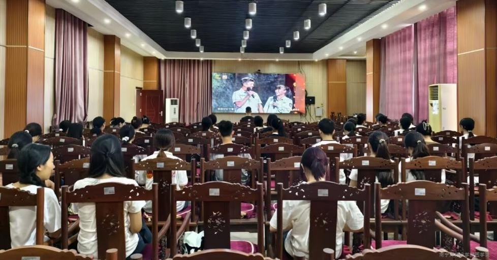 学校组织师生同上一堂“八桂楷模·大思政课”