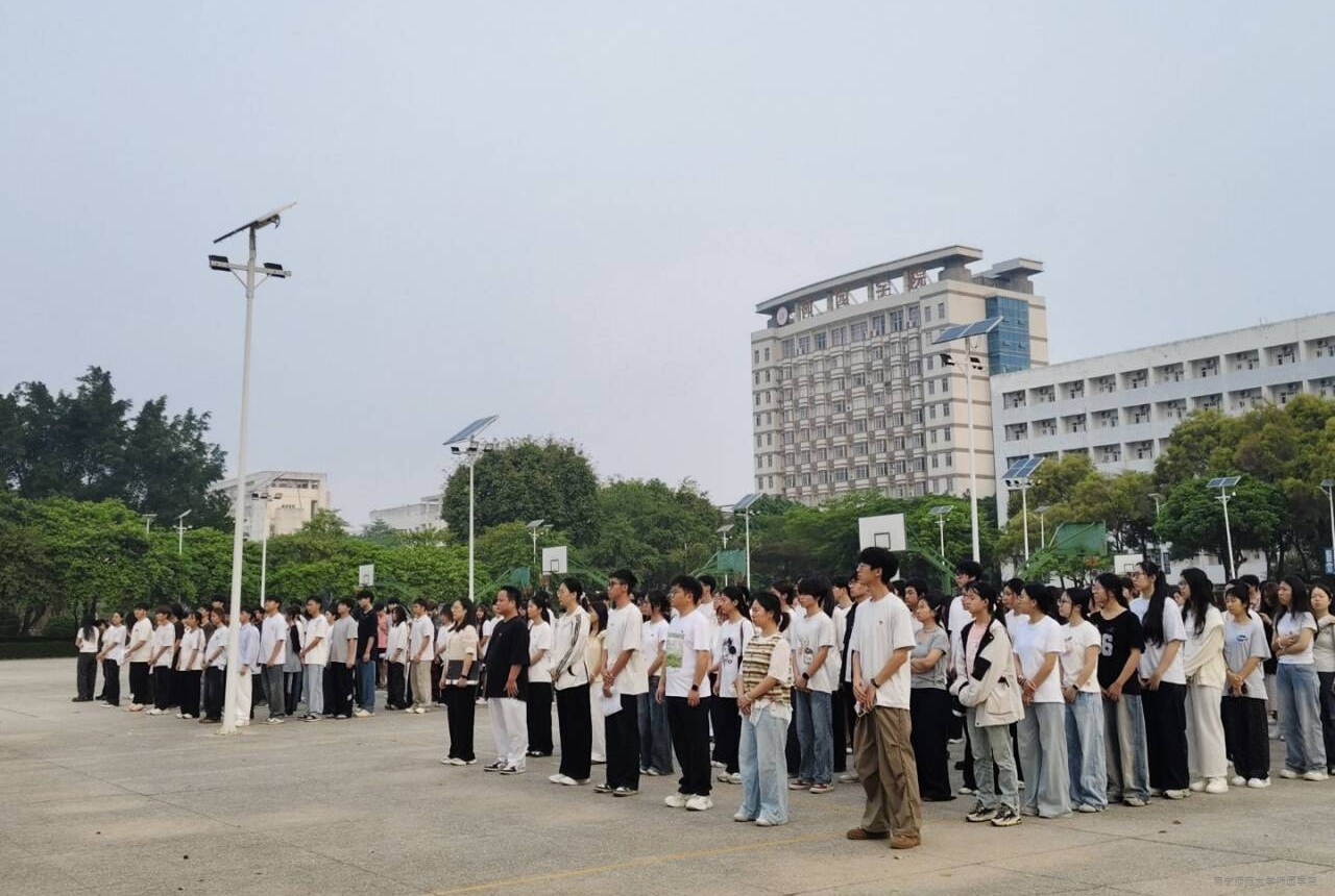 艺术系举行“艺心向党担使命，共筑国安青春墙”主题升旗仪式