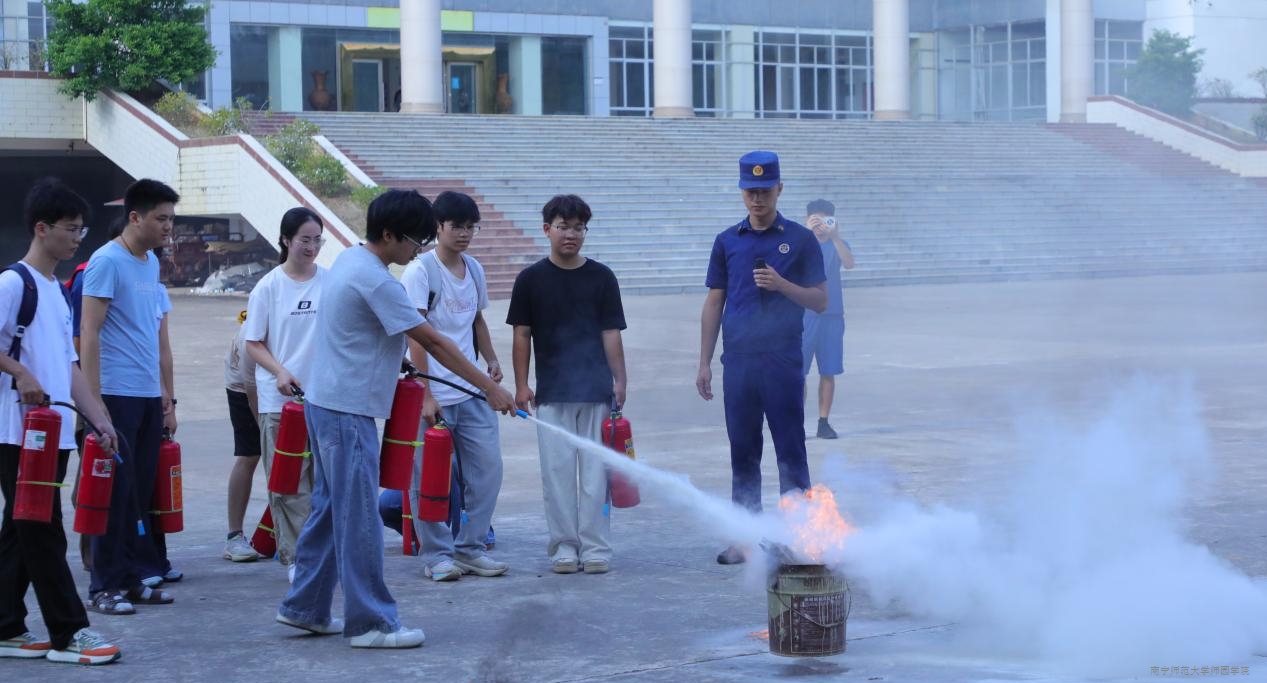 我校开展2026年秋季学期消防安全知识培训讲座暨应急疏散演练