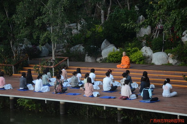 2010级学生在泰国留学时的夏令营中跟法师学打坐